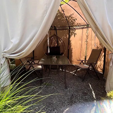 בית אירוח White Garden